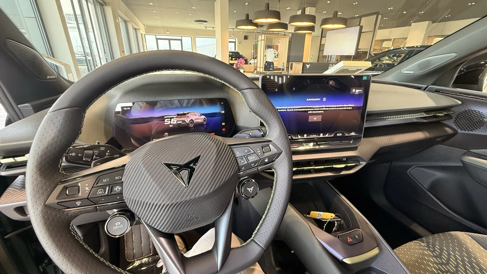 Interni CUPRA con volante sportivo nello showroom Autoionà di Lamezia Terme