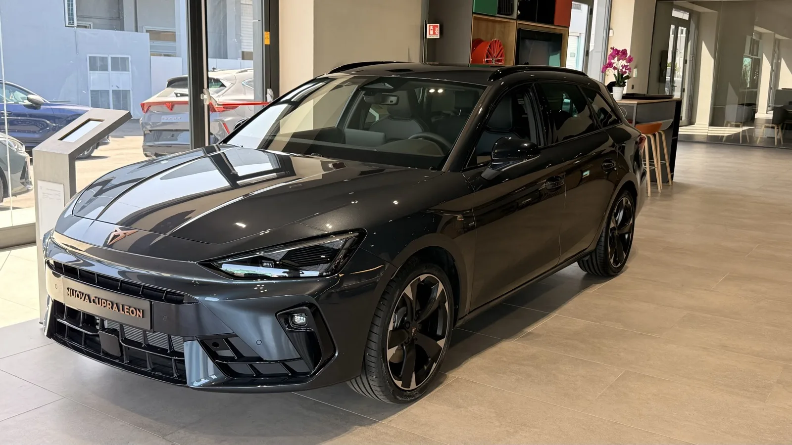 Nuova CUPRA Leon nello showroom Autoionà