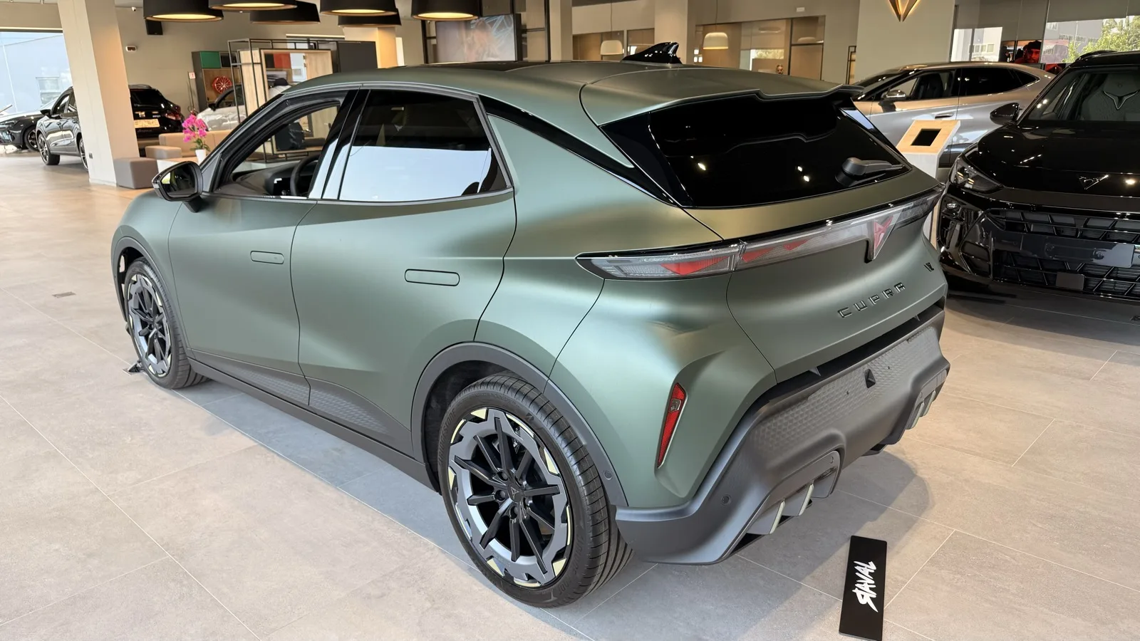 Nuova CUPRA Raval verde opaco nello showroom Autoionà di Lamezia Terme