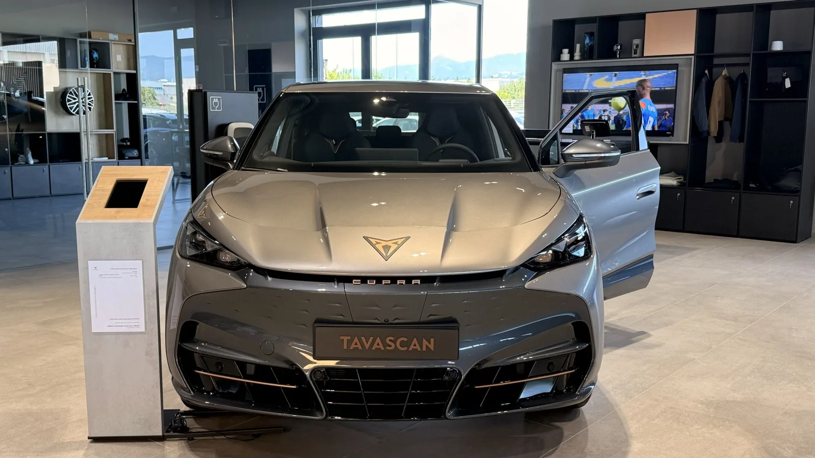 CUPRA Tavascan nello showroom Autoionà di Lamezia Terme