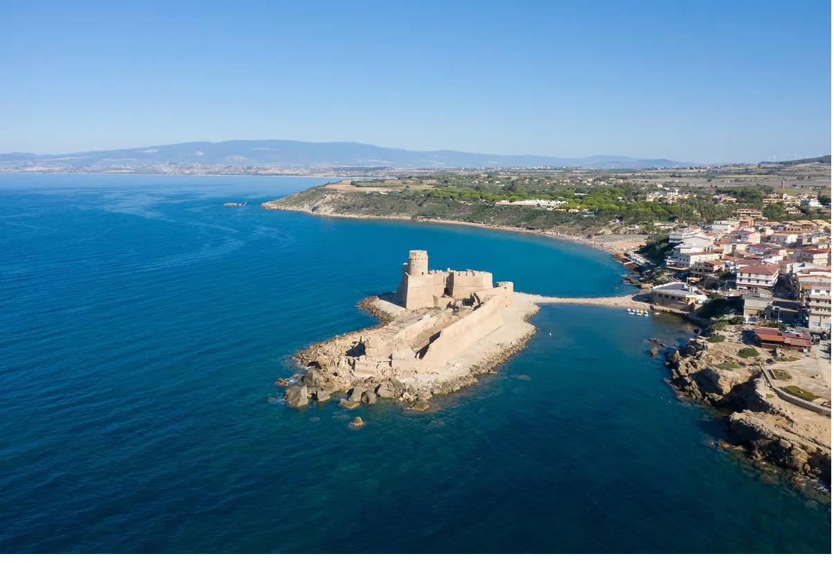 Le Castella — fortezza aragonese sul mare