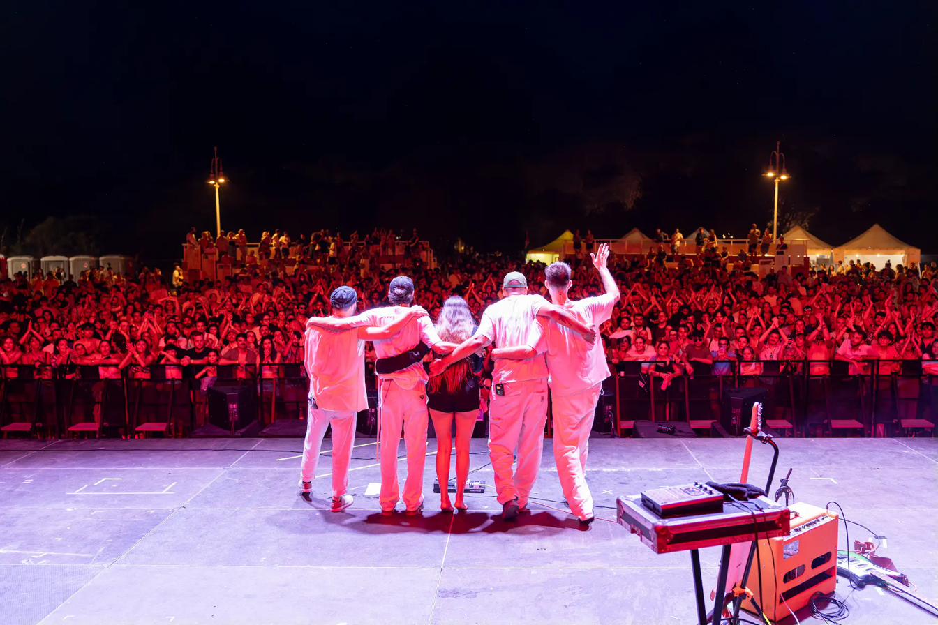 Luci e pubblico al Color Fest di notte