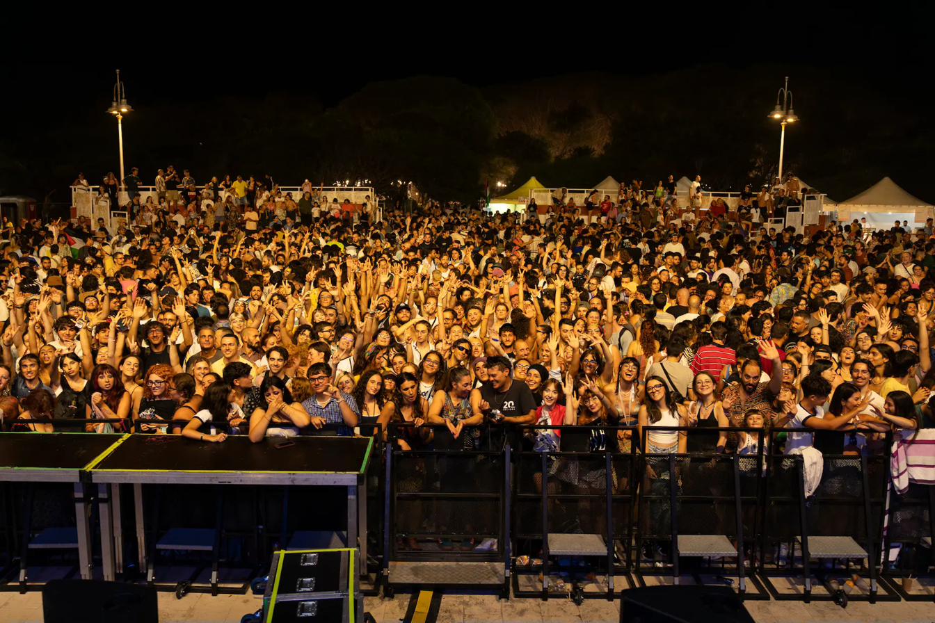 Pubblico del Color Fest immerso nella natura della Riviera dei Tramonti