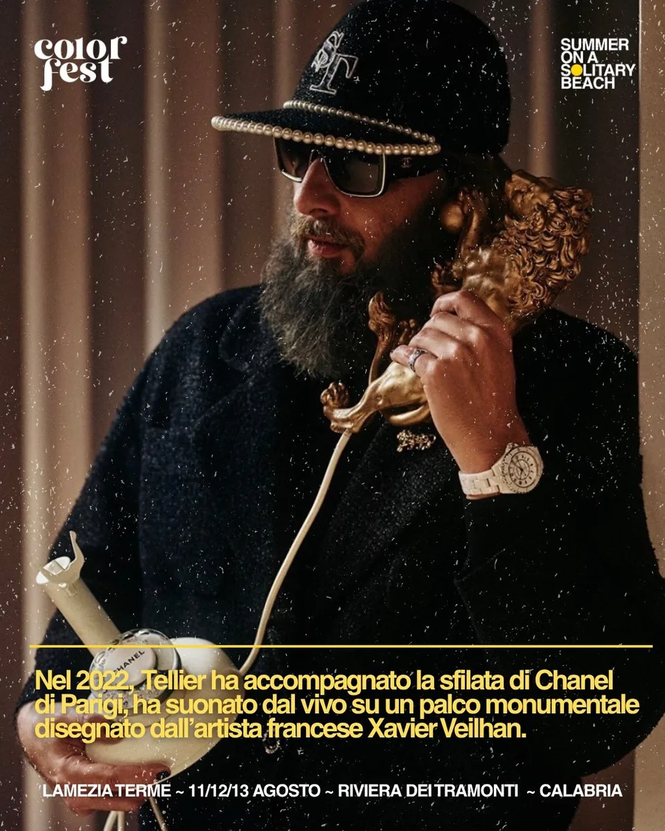 Sébastien Tellier alla sfilata Chanel di Parigi 2022 con palco di Xavier Veilhan