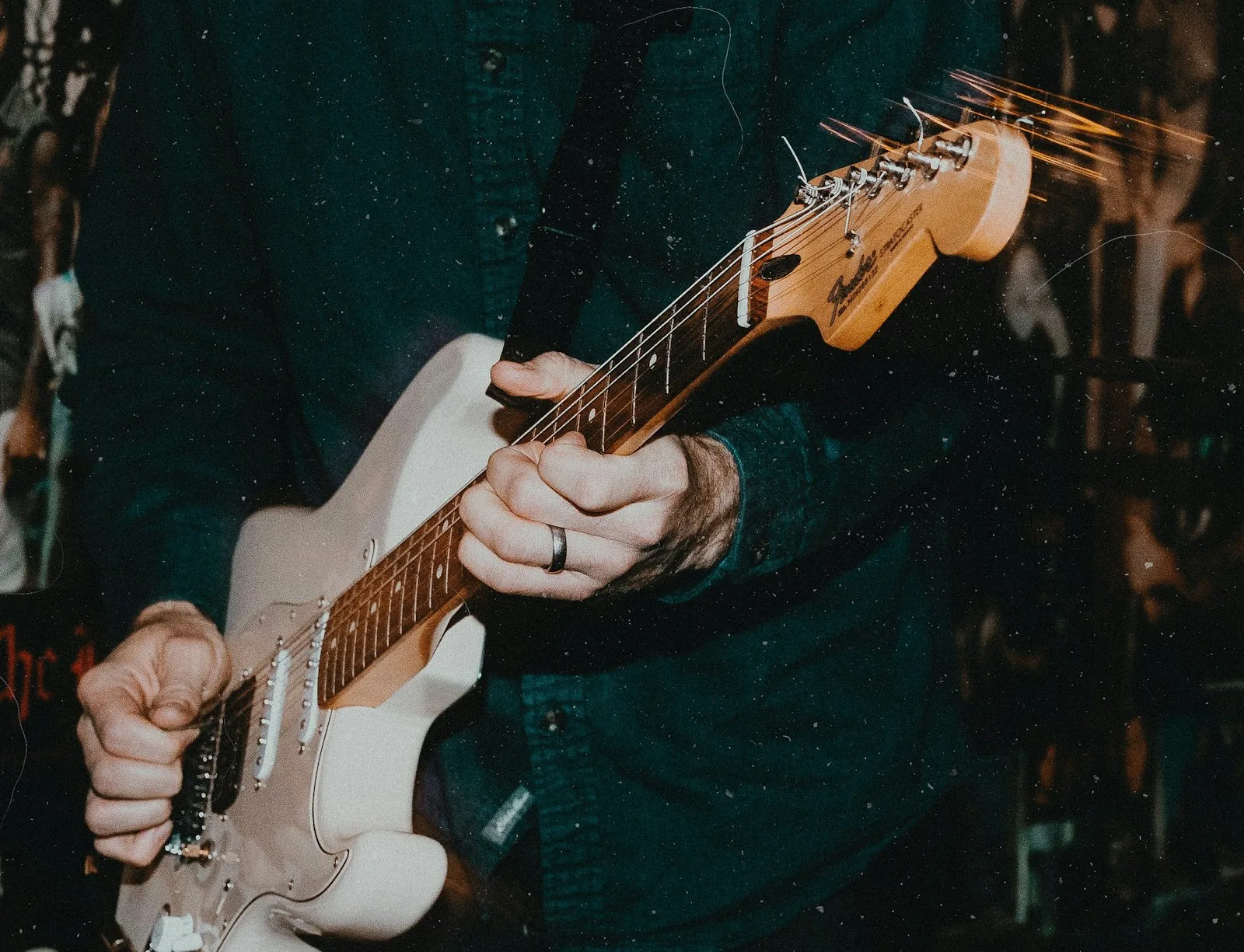 Dettaglio di chitarra durante un live
