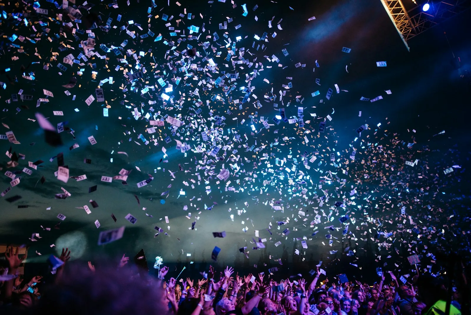 Esplosione di coriandoli a un concerto