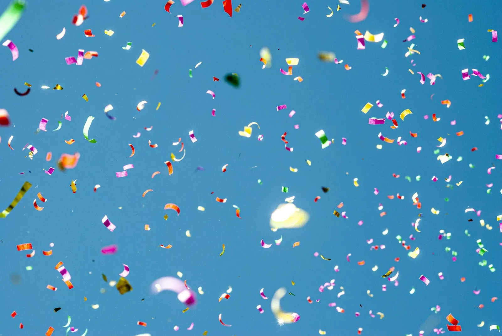 Coriandoli colorati nel cielo azzurro