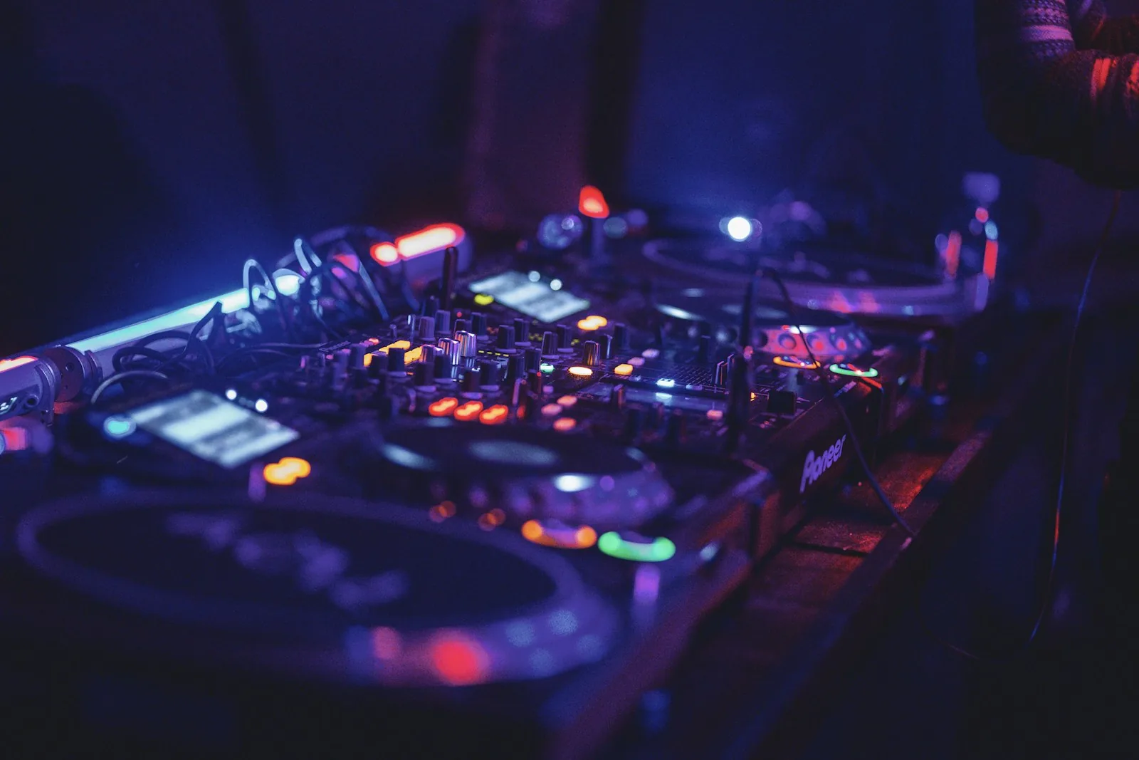 Consolle da DJ durante un set