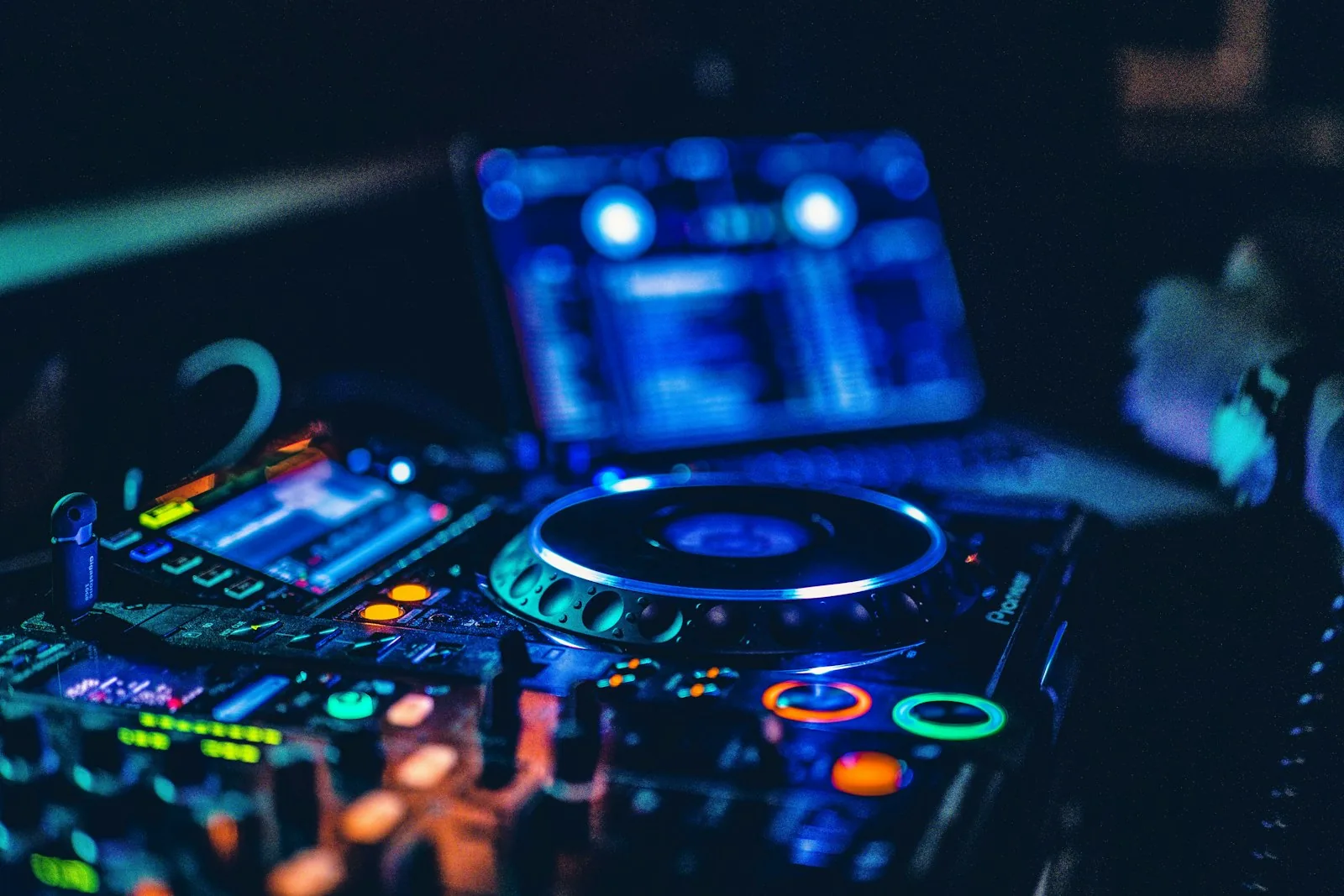 Mixer e giradischi in un dj set