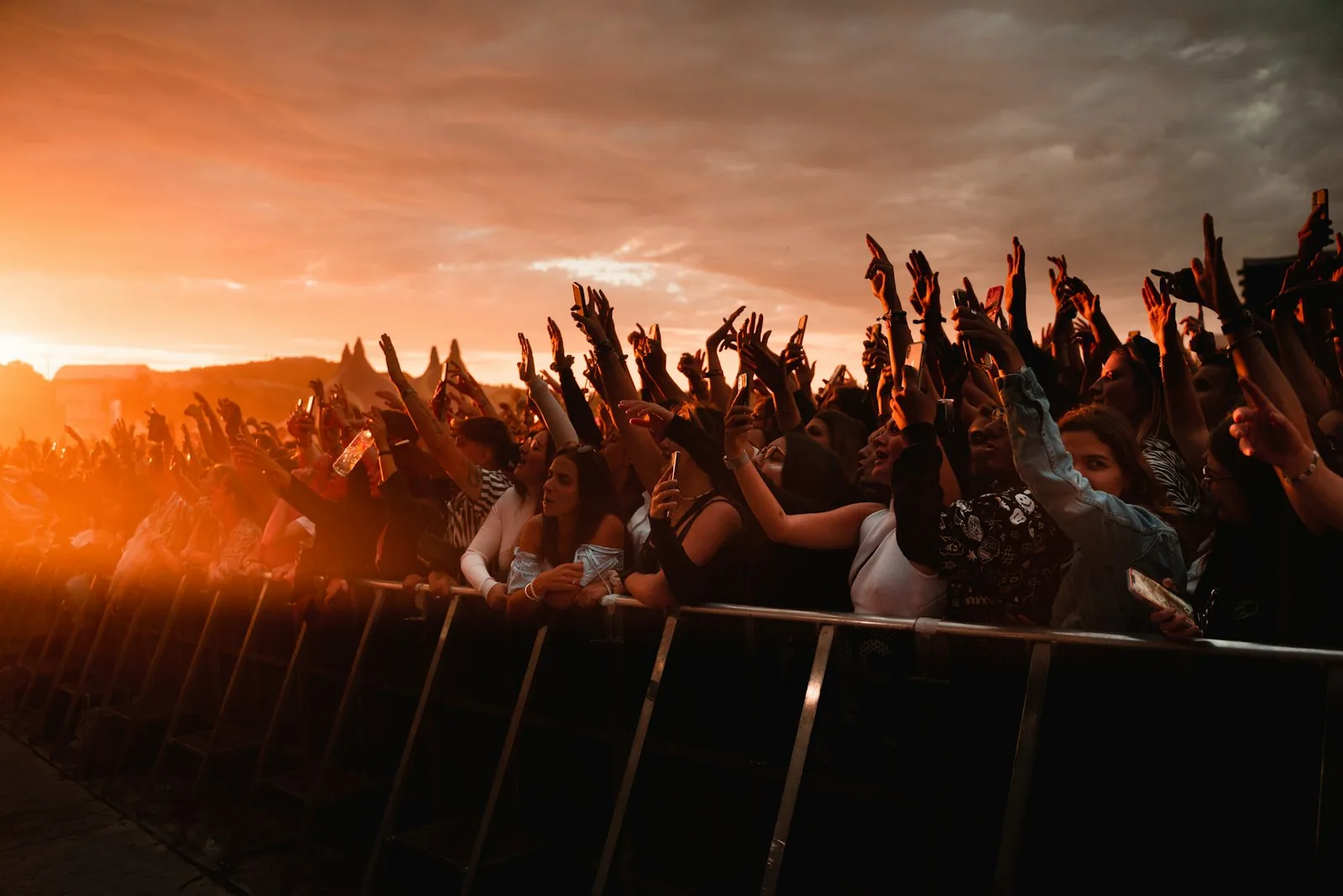 Pubblico di un festival al tramonto