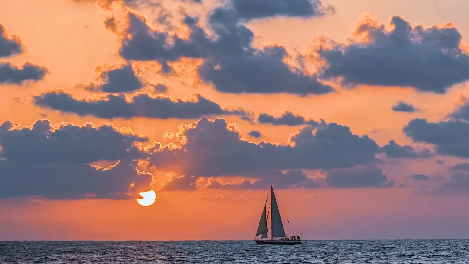 Barca a vela al tramonto sul mare