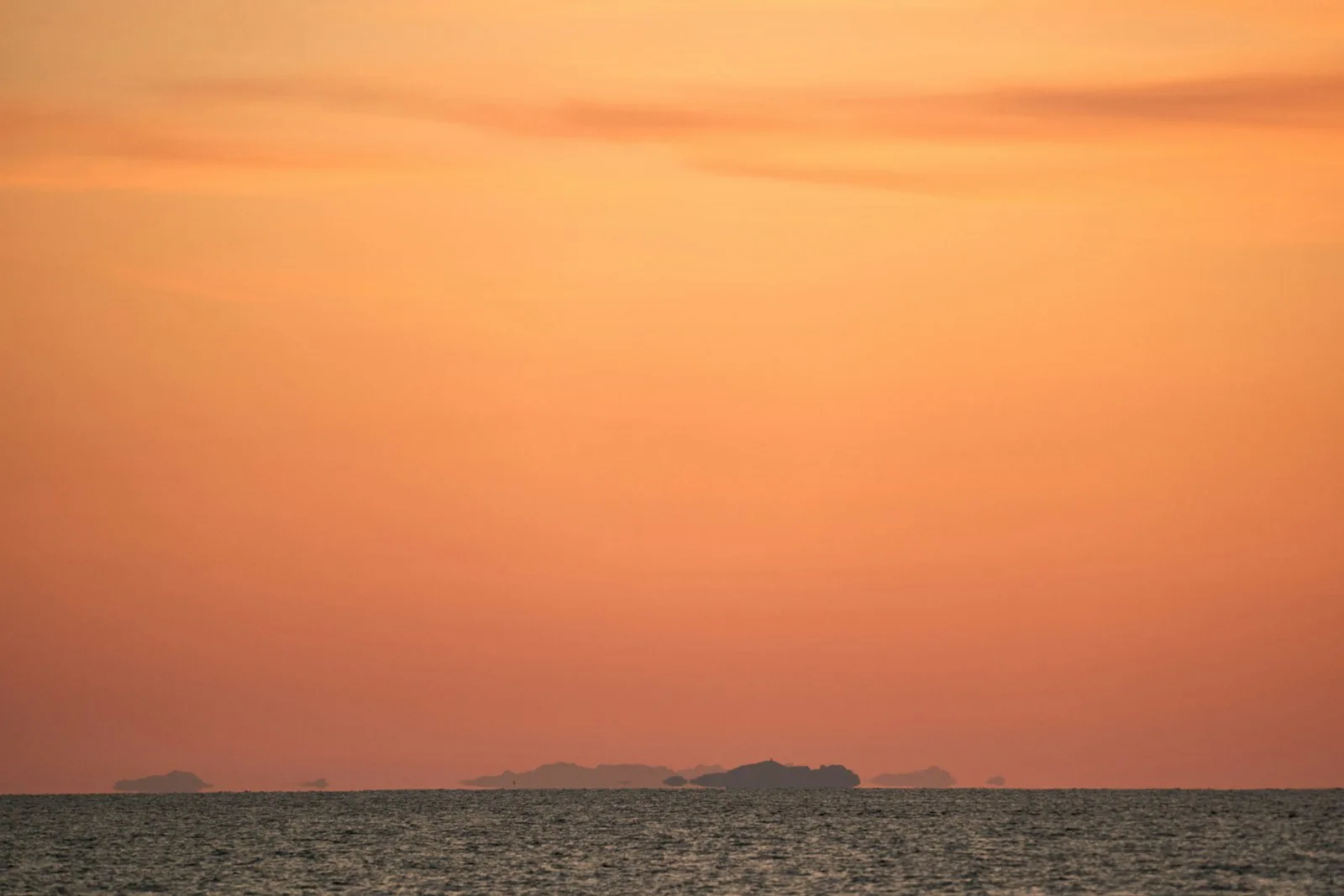 Orizzonte arancione sul mare al tramonto