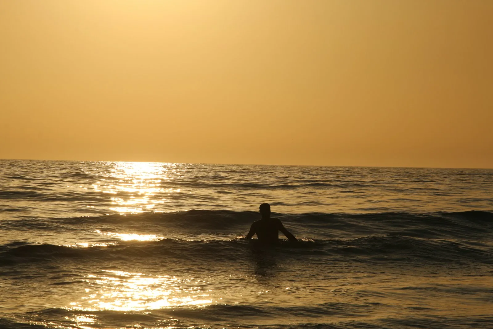 Bagno in mare nella luce dorata