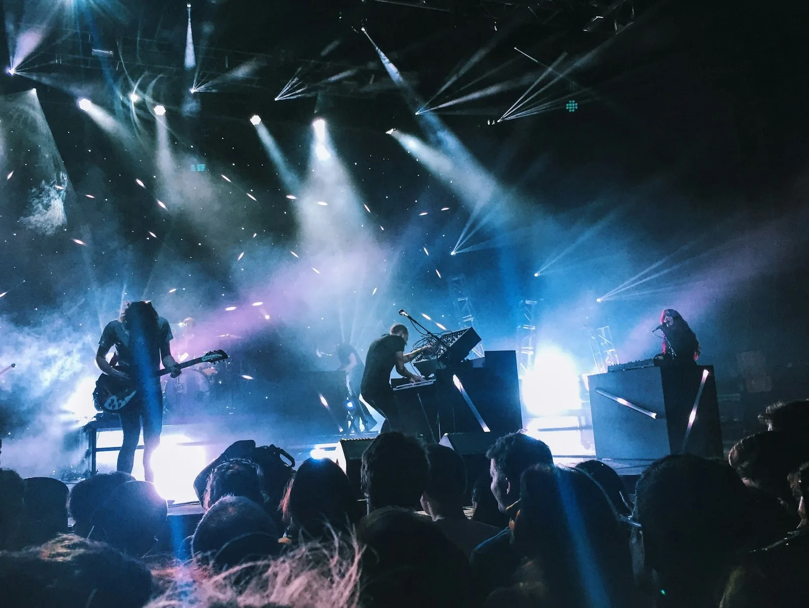 Band sul palco tra le luci blu