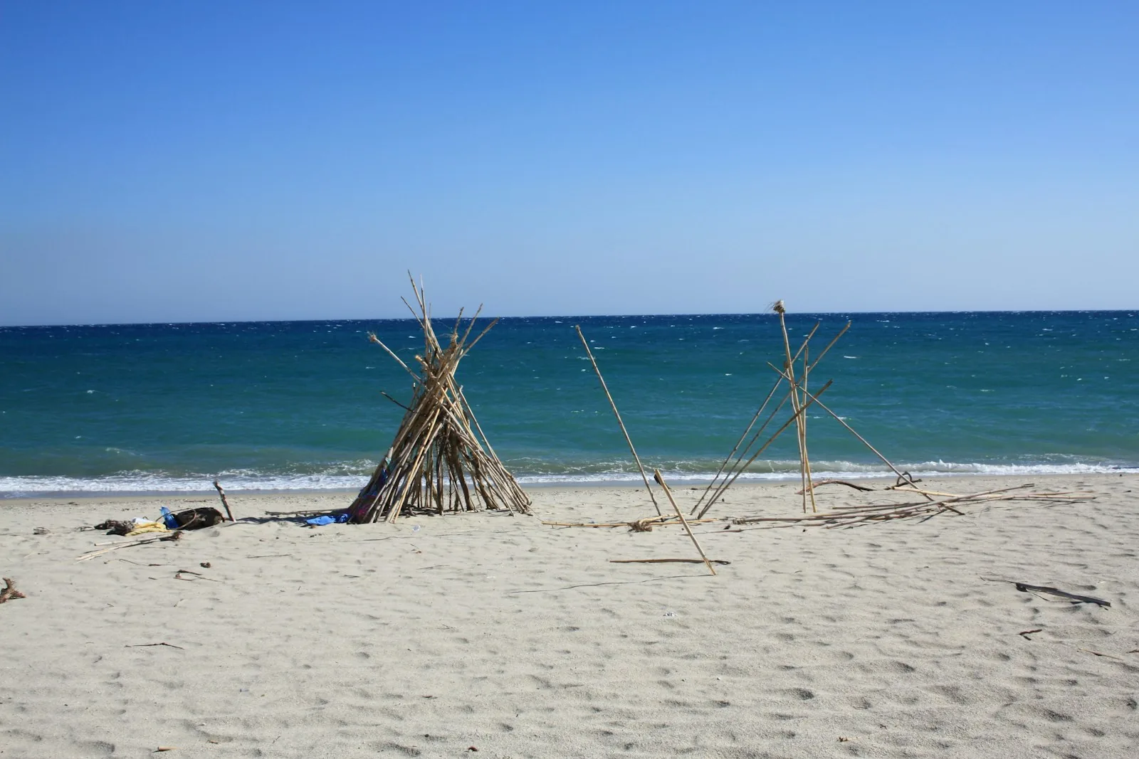 Spiaggia bianca con capanni di legno