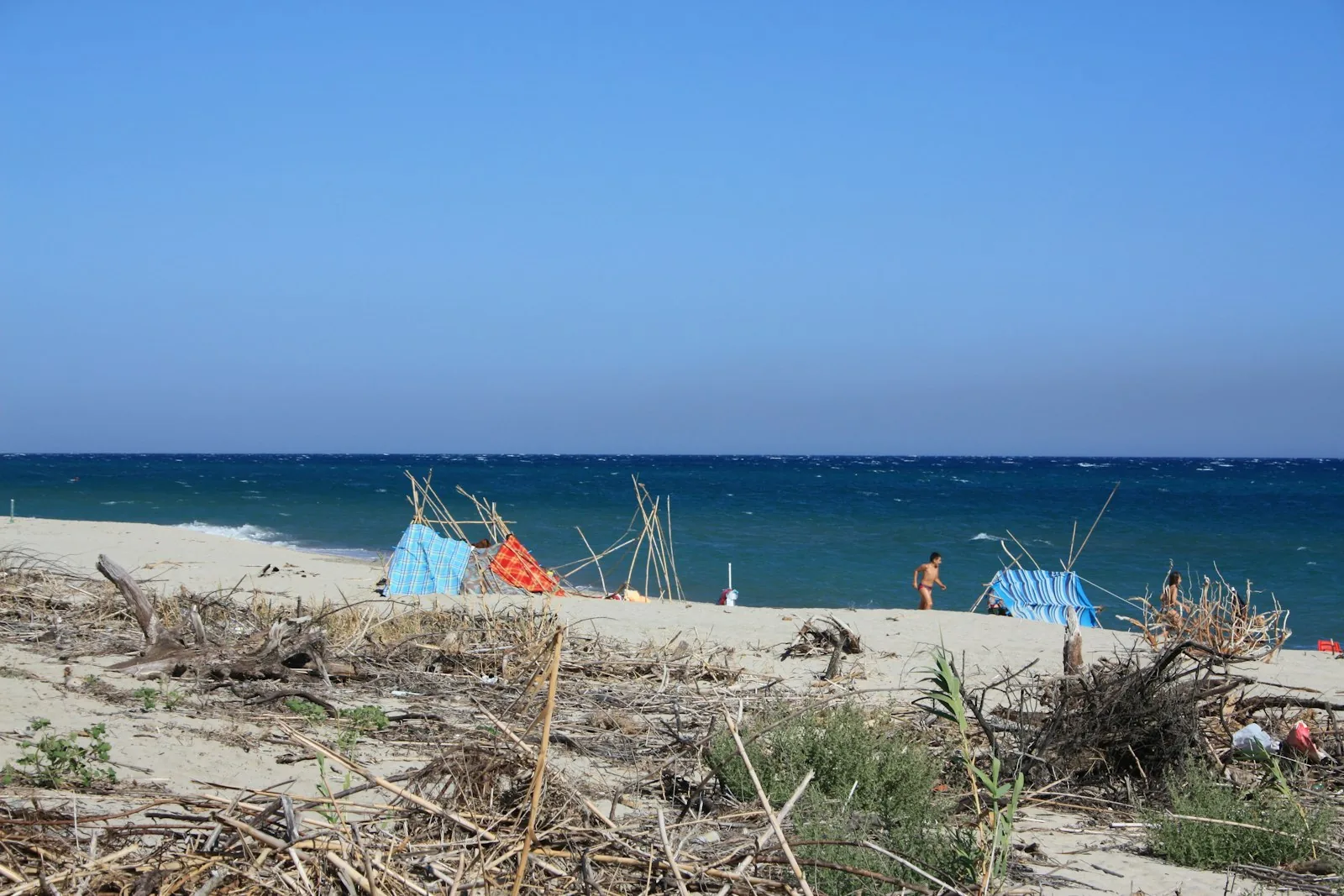 Tende colorate su una spiaggia libera