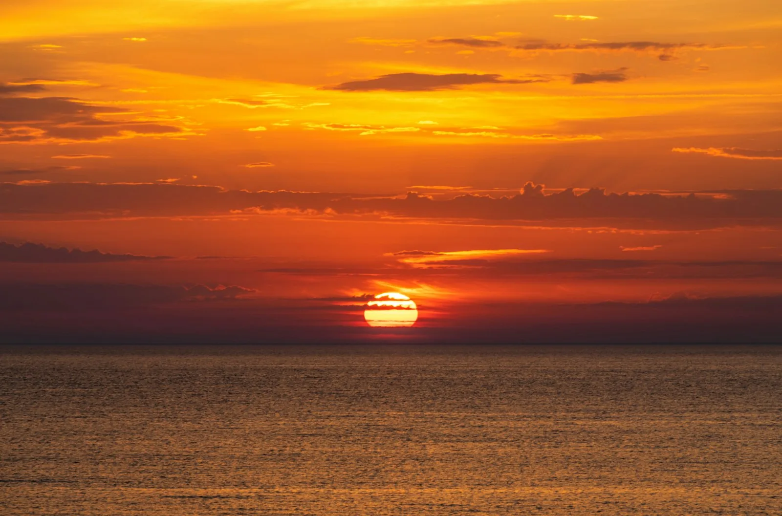 Sole che tramonta sul mare