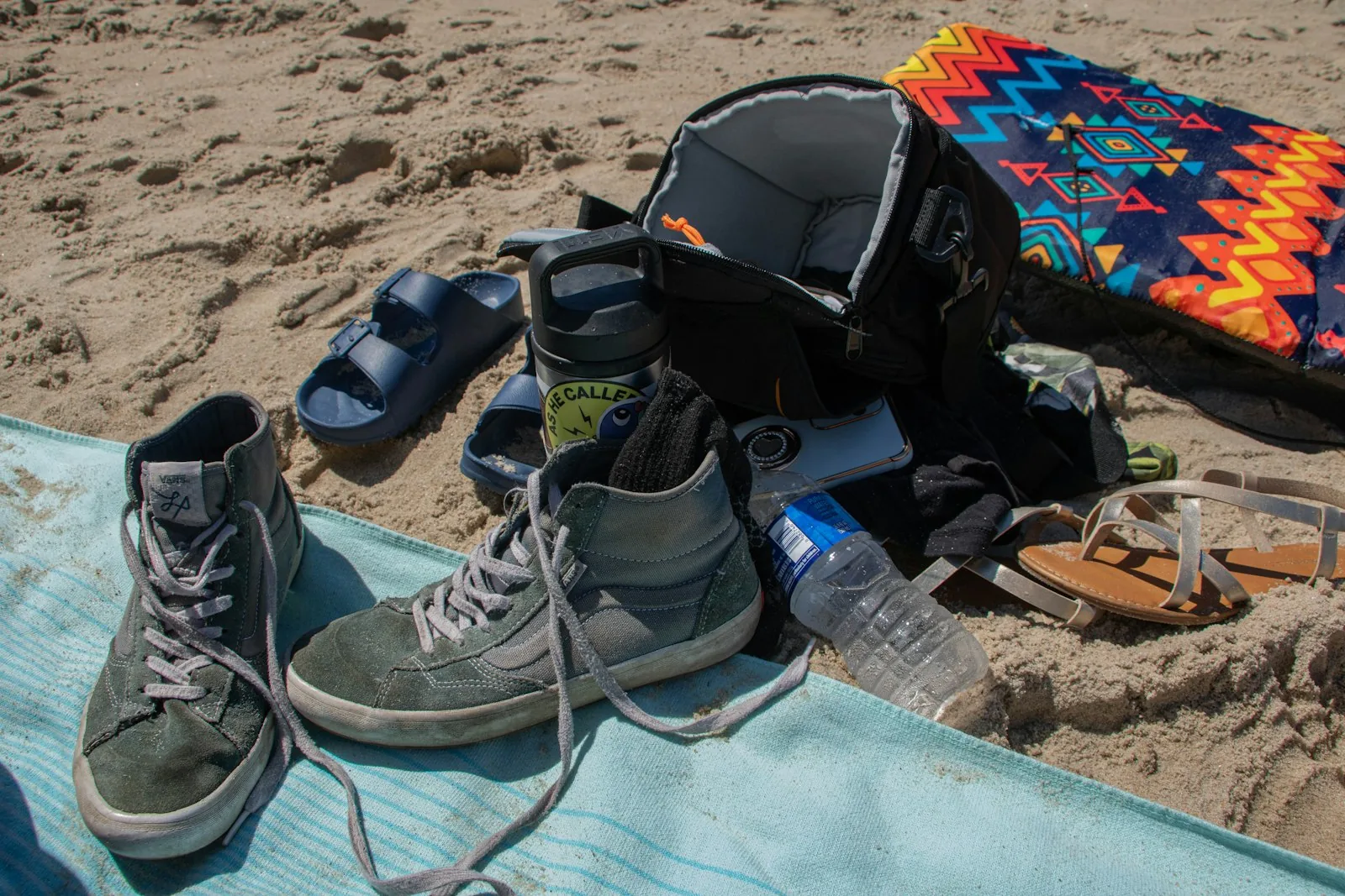 Attrezzatura da spiaggia sul telo