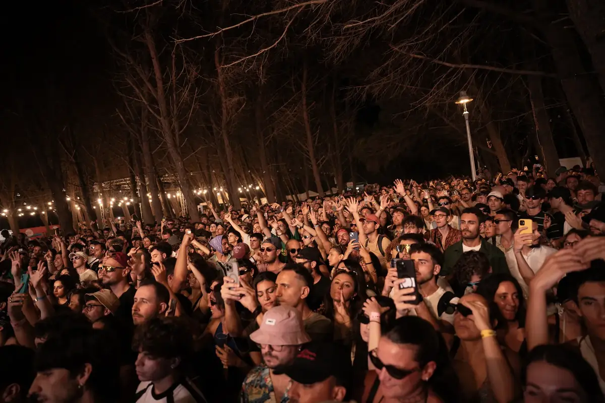 Color Fest — pubblico sotto al palco al tramonto