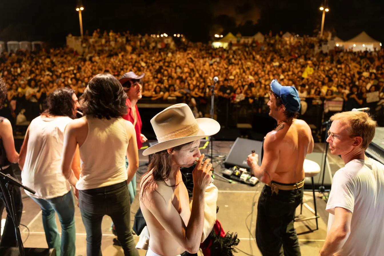 Concerto live sul palco principale del Color Fest