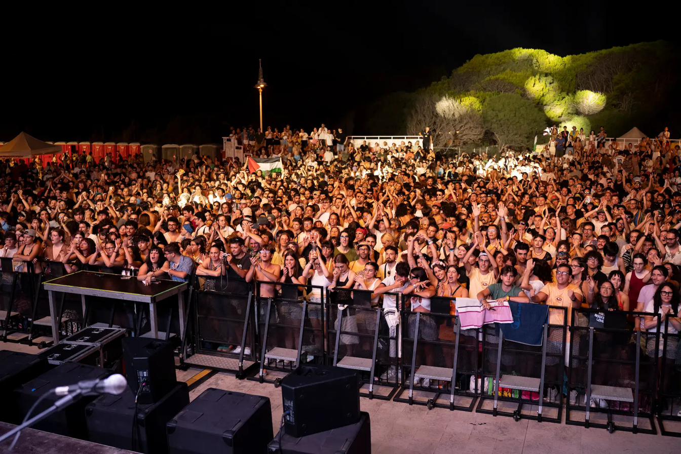 Folla al Color Fest sulla Riviera dei Tramonti