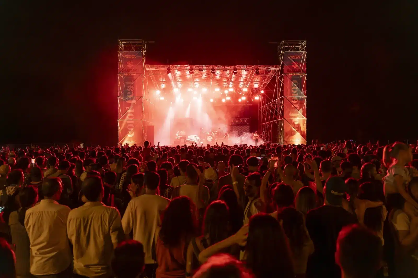 Concerto notturno al Color Fest con le luci rosse sul palco