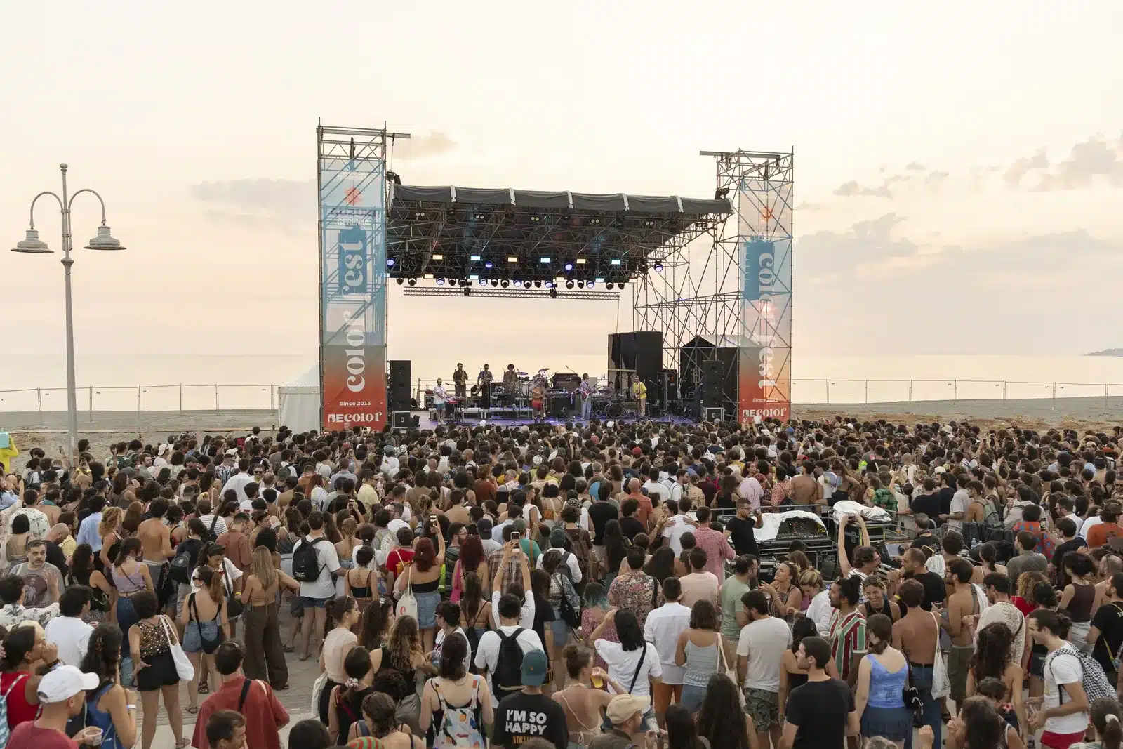 Il Palco dei Tramonti del Color Fest visto dalla spiaggia
