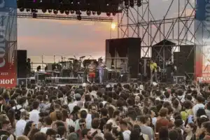 Il Palco dei Tramonti del Color Fest al tramonto sul mare di Lamezia Terme
