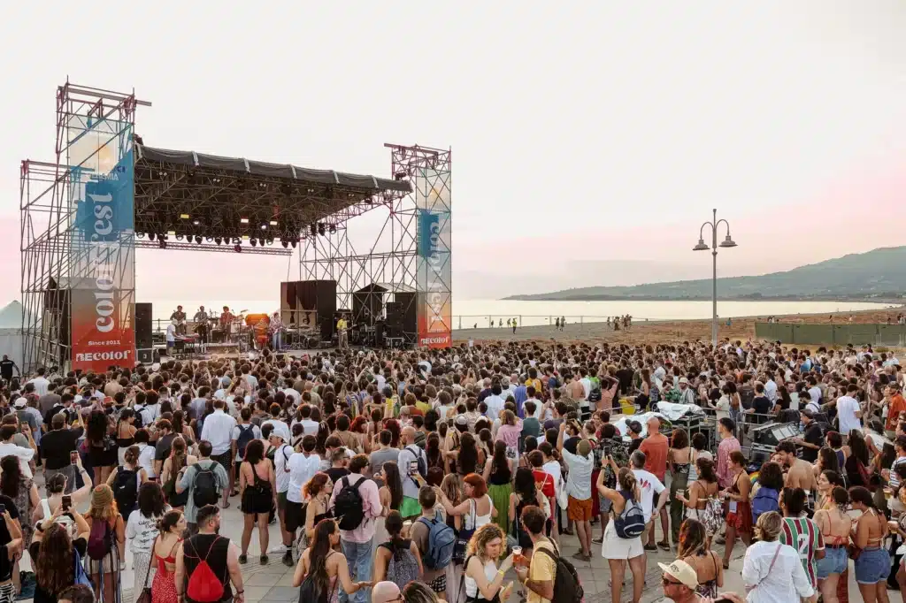 Il pubblico del Color Fest davanti al Palco dei Tramonti al calare del sole