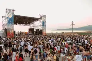 Il pubblico del Color Fest davanti al Palco dei Tramonti al calare del sole