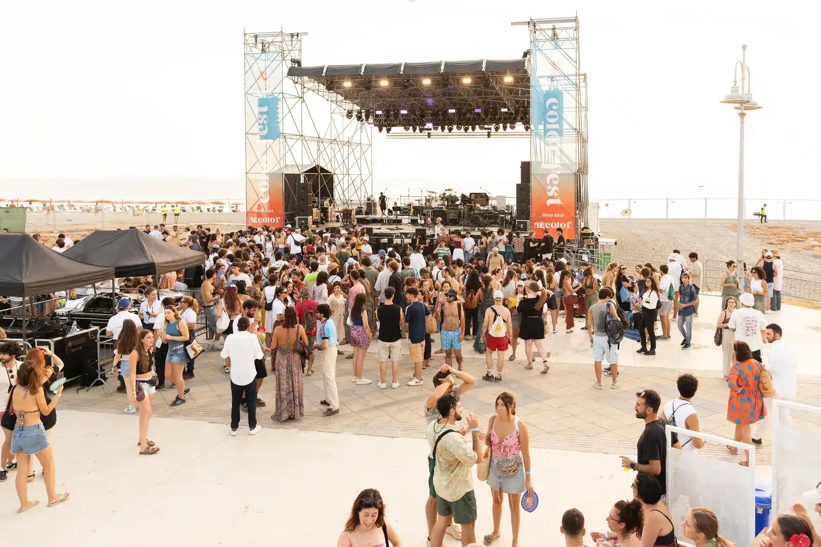 Spiaggia del Color Fest a Lamezia Terme durante il giorno