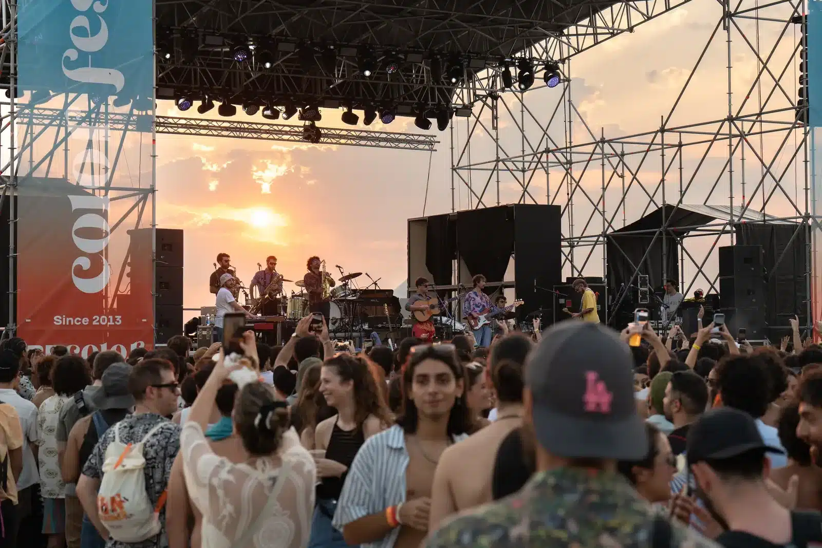 Il Palco dei Tramonti del Color Fest al calare del sole sul mare