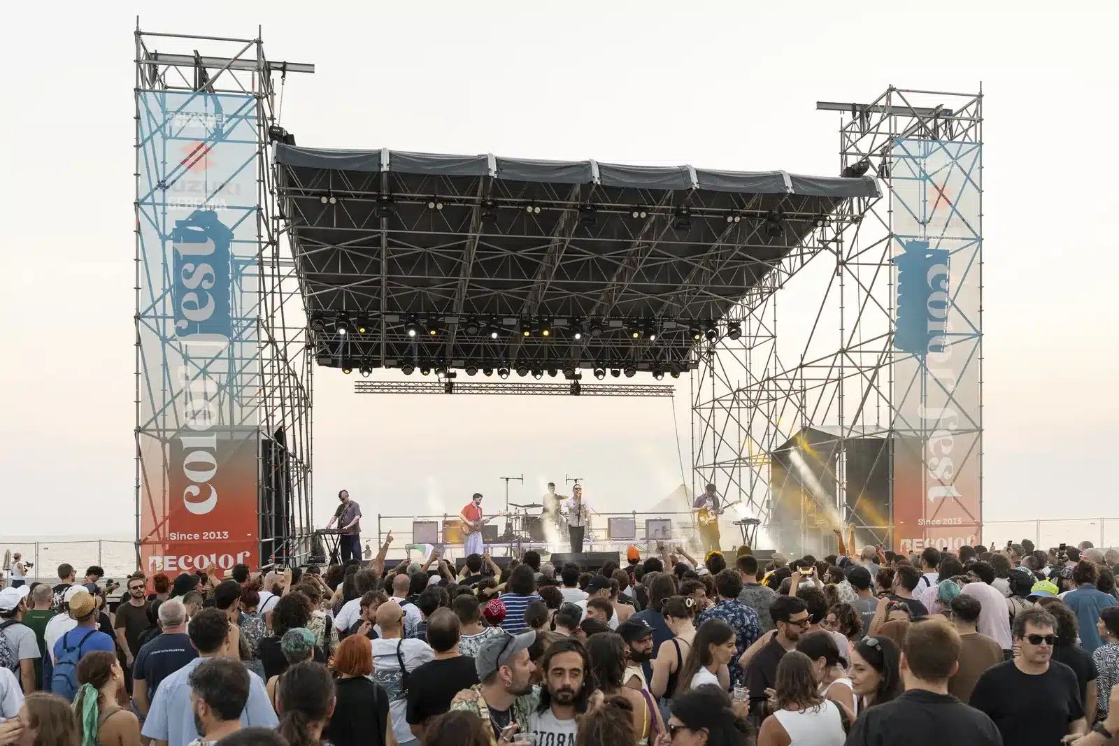 Il Palco dei Tramonti del Color Fest al calare del sole sul mare